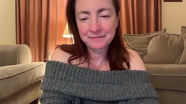 Snapshot of LouiseTswing chatting on 01-10-25, 11:18 LouiseTswing online show from 01-10-25, 11:18