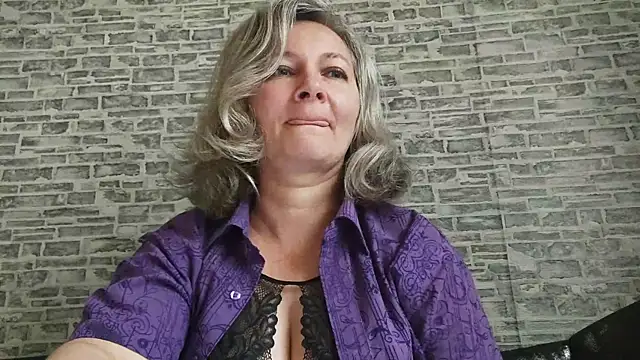 Snapshot of EdithManning chatting on 09-22-25, 05:42 EdithManning online show from 09-22-25, 05:42