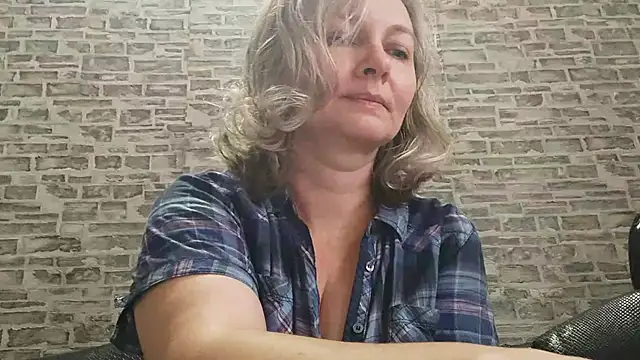 Snapshot of EdithManning chatting on 11-02-25, 07:00 EdithManning online show from 11-02-25, 07:00