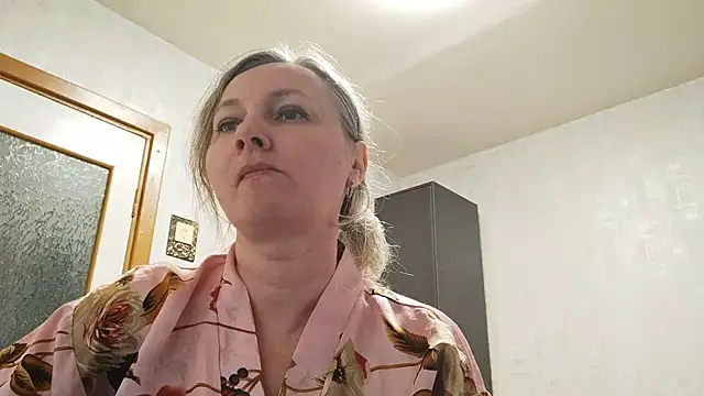 Snapshot of EdithManning chatting on 06-15-26, 06:43 EdithManning online show from 06-15-26, 06:43