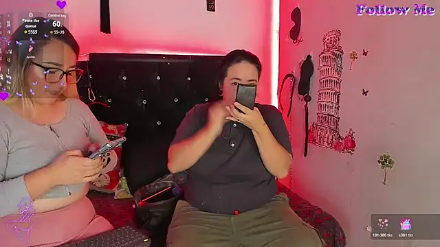 Snapshot of katieeandsharonn chatting on 03-06-26, 02:02 katieeandsharonn online show from 03-06-26, 02:02