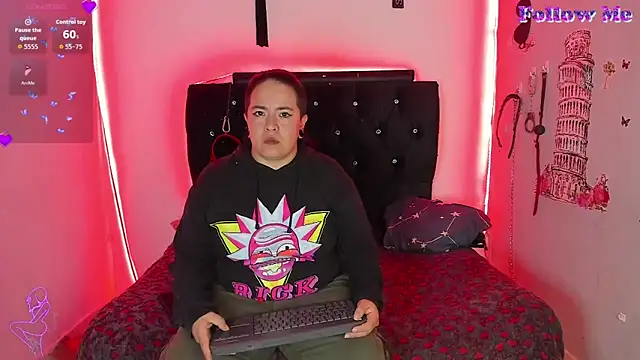 Snapshot of katieeandsharonn chatting on 03-11-26, 01:39 katieeandsharonn online show from 03-11-26, 01:39