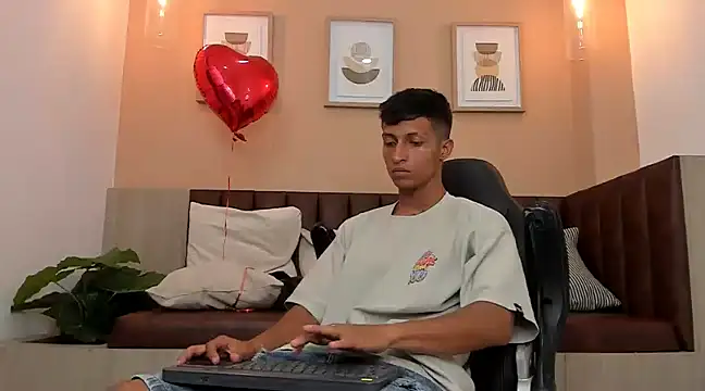 Snapshot of wolf_james123 chatting on 02-08-25, 07:27 wolf james123 online show from 02-08-25, 07:27