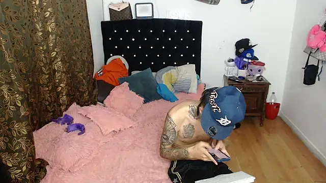 Snapshot of Kitty_and_jake chatting on 03-19-25, 05:52 Kitty and jake online show from 03-19-25, 05:52