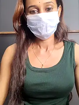 Snapshot of Oleevia chatting on 10-31-25, 11:22 Oleevia online show from 10-31-25, 11:22