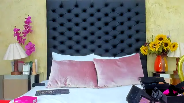 Snapshot of NahomiWhitel chatting on 10-09-25, 03:21 NahomiWhitel online show from 10-09-25, 03:21