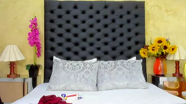 Snapshot of NahomiWhitel chatting on 10-22-25, 02:50 NahomiWhitel online show from 10-22-25, 02:50