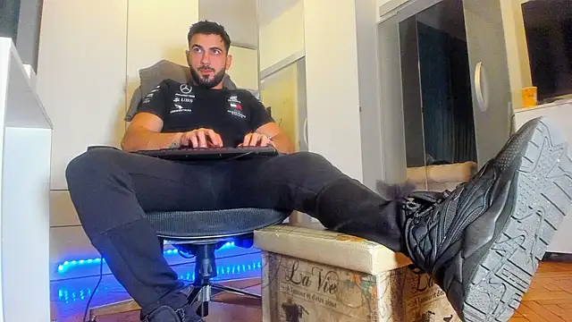 Snapshot of welcometo_hell chatting on 10-06-25, 08:17 welcometo hell online show from 10-06-25, 08:17