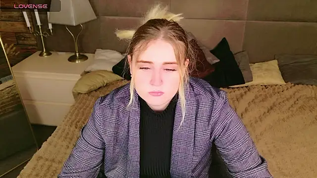 Snapshot of KarenLong chatting on 12-04-24, 09:07 KarenLong online show from 12-04-24, 09:07