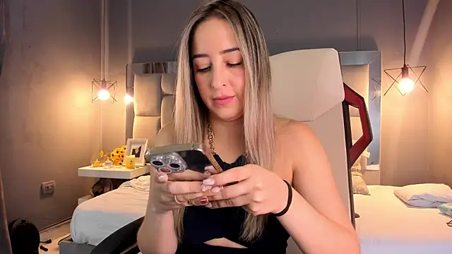 Snapshot of AliceSteel12 chatting on 12-05-24, 12:33 AliceSteel12 online show from 12-05-24, 12:33