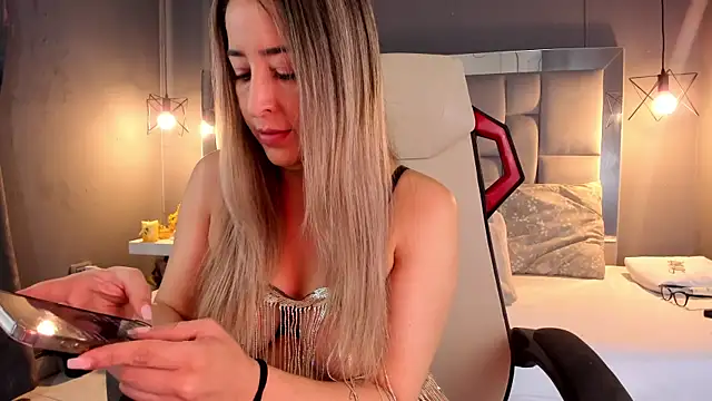 Snapshot of AliceSteel12 chatting on 12-06-24, 12:38 AliceSteel12 online show from 12-06-24, 12:38