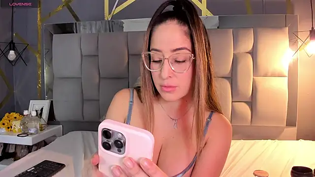 Snapshot of AliceSteel12 chatting on 10-01-25, 11:11 AliceSteel12 online show from 10-01-25, 11:11