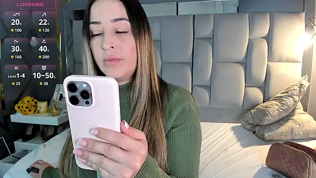 Snapshot of AliceSteel12 chatting on 10-24-25, 11:01 AliceSteel12 online show from 10-24-25, 11:01