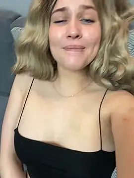 Snapshot of KikiWatson chatting on 12-14-24, 11:18 KikiWatson online show from 12-14-24, 11:18