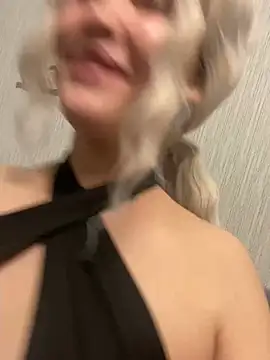 Snapshot of KikiWatson chatting on 01-12-25, 11:17 KikiWatson online show from 01-12-25, 11:17