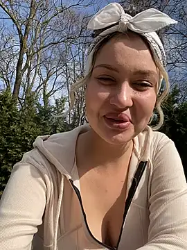 Snapshot of KikiWatson chatting on 03-13-25, 07:09 KikiWatson online show from 03-13-25, 07:09