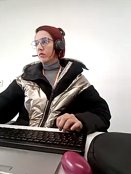 Snapshot of your_red_rose_ chatting on 12-18-24, 01:45 your red rose online show from 12-18-24, 01:45