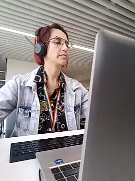 Snapshot of your_red_rose_ chatting on 01-16-25, 04:28 your red rose online show from 01-16-25, 04:28