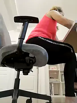 Snapshot of uber_babe chatting on 02-04-25, 07:00 uber babe online show from 02-04-25, 07:00