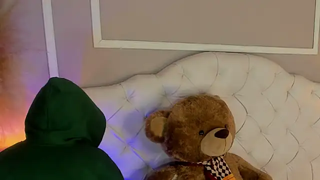 Snapshot of scarlet_hill chatting on 12-29-24, 07:00 scarlet hill online show from 12-29-24, 07:00