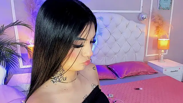 Snapshot of scarlet_hill chatting on 10-30-25, 01:56 scarlet hill online show from 10-30-25, 01:56