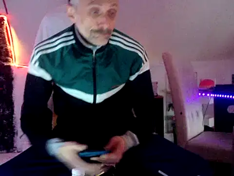 Snapshot of unclestefansdick chatting on 12-28-24, 01:17 unclestefansdick online show from 12-28-24, 01:17