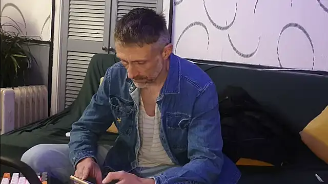 Snapshot of unclestefansdick chatting on 11-04-25, 09:03 unclestefansdick online show from 11-04-25, 09:03