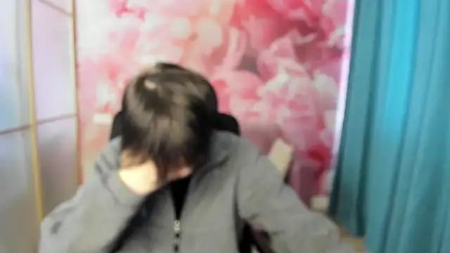 Snapshot of EmiliaYours chatting on 12-20-24, 12:38 EmiliaYours online show from 12-20-24, 12:38