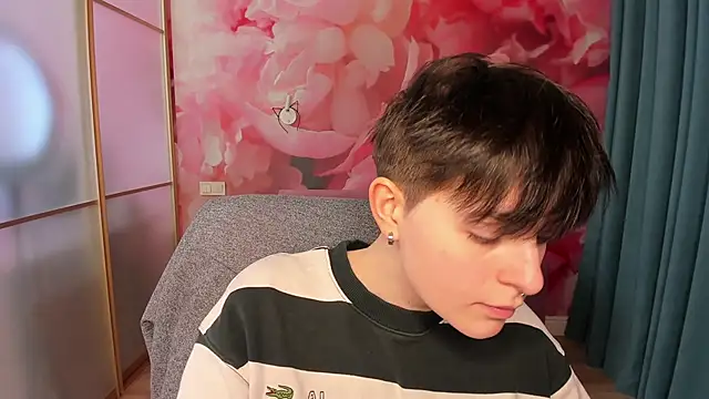 Snapshot of EmiliaYours chatting on 12-27-24, 06:46 EmiliaYours online show from 12-27-24, 06:46