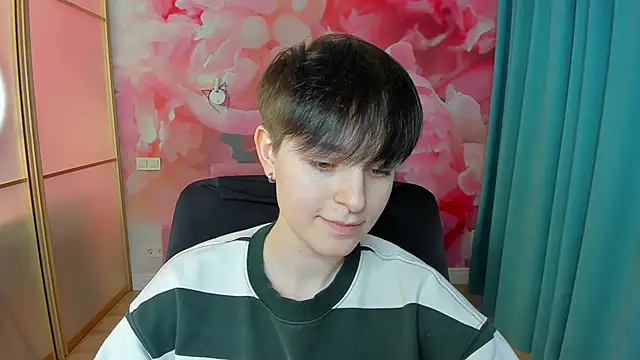 Snapshot of EmiliaYours chatting on 01-10-25, 03:37 EmiliaYours online show from 01-10-25, 03:37