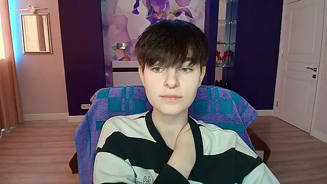 Snapshot of EmiliaYours chatting on 01-11-25, 01:01 EmiliaYours online show from 01-11-25, 01:01