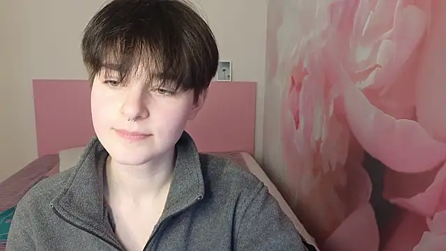 Snapshot of EmiliaYours chatting on 02-08-25, 04:04 EmiliaYours online show from 02-08-25, 04:04