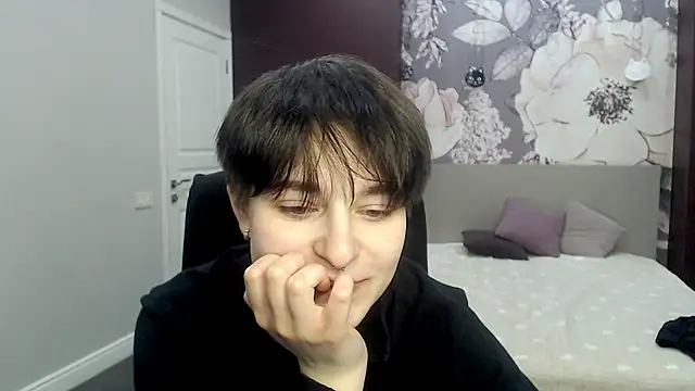 Snapshot of EmiliaYours chatting on 02-11-25, 04:13 EmiliaYours online show from 02-11-25, 04:13