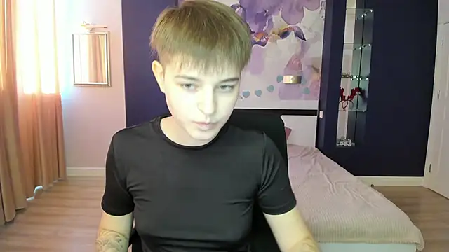 Snapshot of EmiliaYours chatting on 09-28-25, 01:49 EmiliaYours online show from 09-28-25, 01:49