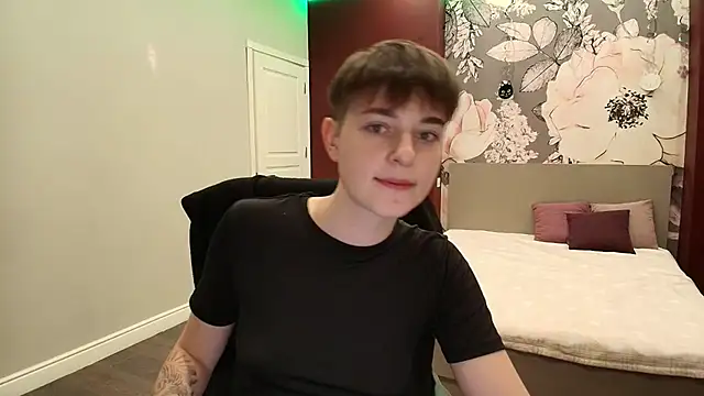 Snapshot of EmiliaYours chatting on 09-29-25, 02:33 EmiliaYours online show from 09-29-25, 02:33