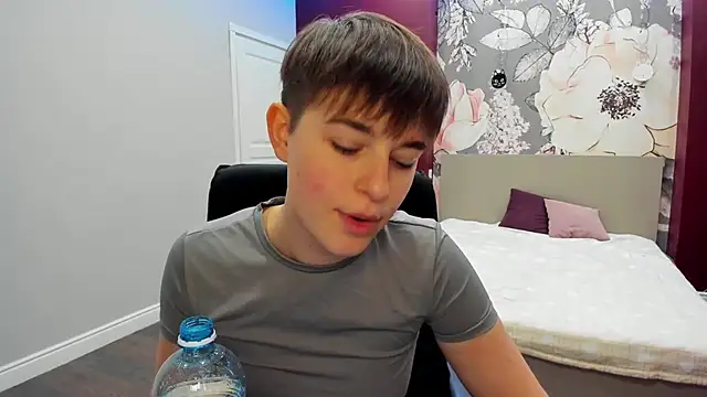 Snapshot of EmiliaYours chatting on 10-11-25, 01:42 EmiliaYours online show from 10-11-25, 01:42