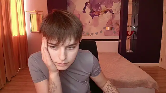 Snapshot of EmiliaYours chatting on 10-12-25, 01:21 EmiliaYours online show from 10-12-25, 01:21