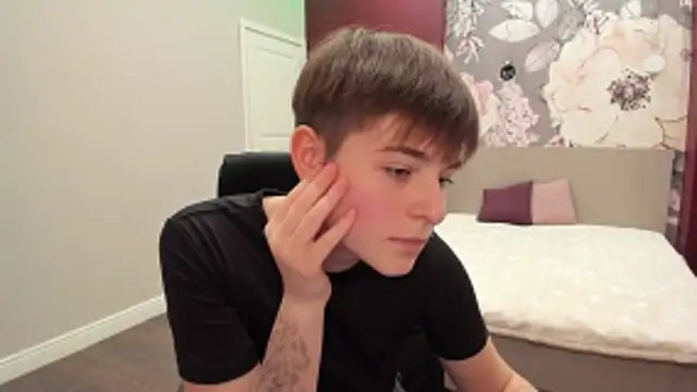 Snapshot of EmiliaYours chatting on 10-18-25, 01:34 EmiliaYours online show from 10-18-25, 01:34