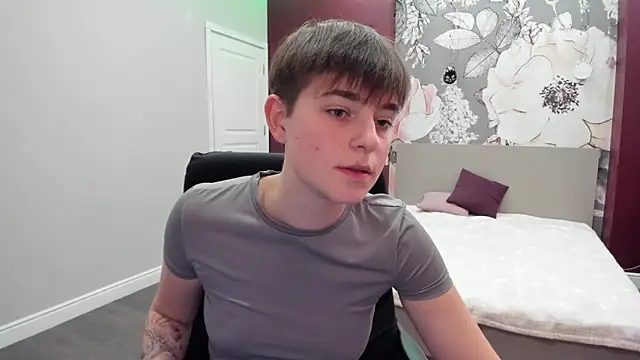 Snapshot of EmiliaYours chatting on 10-21-25, 02:07 EmiliaYours online show from 10-21-25, 02:07