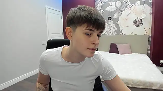 Snapshot of EmiliaYours chatting on 10-26-25, 02:56 EmiliaYours online show from 10-26-25, 02:56