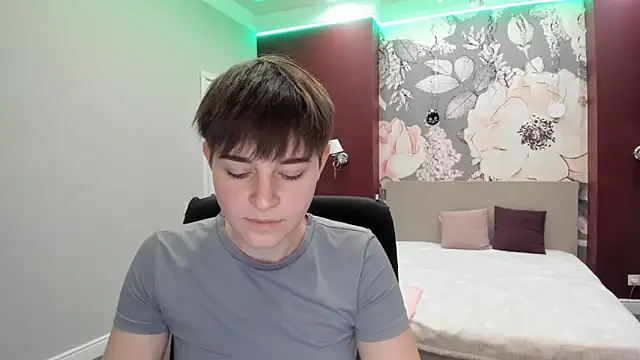 Snapshot of EmiliaYours chatting on 11-16-25, 02:44 EmiliaYours online show from 11-16-25, 02:44