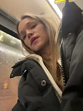 Snapshot of KitteCat chatting on 12-18-24, 04:06 KitteCat online show from 12-18-24, 04:06