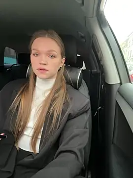 Snapshot of KitteCat chatting on 12-21-24, 10:50 KitteCat online show from 12-21-24, 10:50