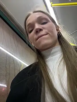 Snapshot of KitteCat chatting on 12-21-24, 01:53 KitteCat online show from 12-21-24, 01:53