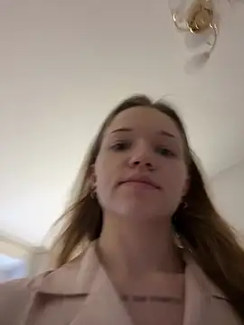 Snapshot of KitteCat chatting on 12-22-24, 09:00 KitteCat online show from 12-22-24, 09:00