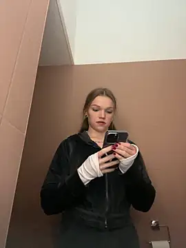 Snapshot of KitteCat chatting on 12-26-24, 11:43 KitteCat online show from 12-26-24, 11:43