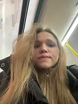 Snapshot of KitteCat chatting on 12-28-24, 11:09 KitteCat online show from 12-28-24, 11:09