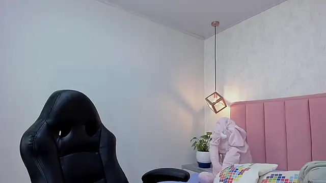 Snapshot of MAYROBERTSS chatting on 02-13-25, 12:32 MAYROBERTSS online show from 02-13-25, 12:32