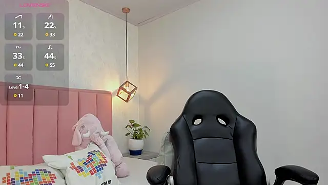 Snapshot of MAYROBERTSS chatting on 02-17-25, 12:05 MAYROBERTSS online show from 02-17-25, 12:05