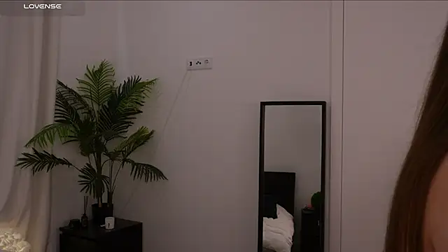 Lilly Colins online show from 01-17-25, 09:39